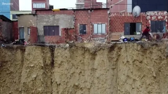 “Chúng tôi sẽ không rời khỏi nơi này, vì đây là nơi làm việc hàng ngày của chúng tôi,” một yatiri (pháp sư địa phươn) gần đây nói với Reuters . “Nhưng chúng tôi tìm cách sẽ dẫn nước đi nơi khác”. Ảnh: Reuters.