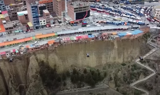 Được biết, những ngôi nhà tự tử ở El Alto đã tồn tại một thời gian, nhưng mưa lớn và những thay đổi về môi trường do biến đổi khí hậu đã làm trầm trọng thêm nguy cơ xảy ra lở đất. Ảnh: Youtube.