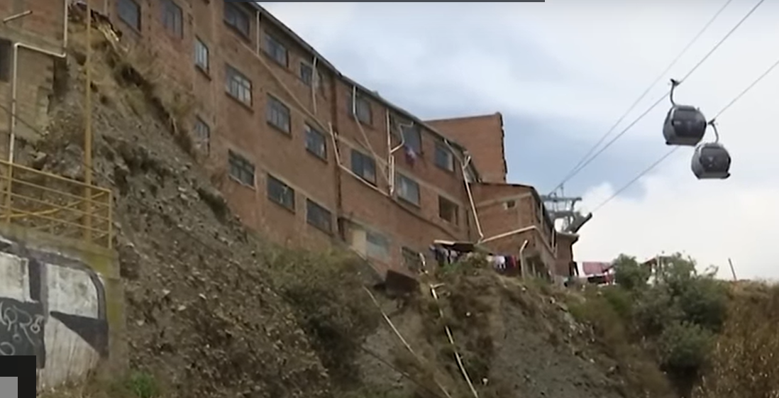 Tuy nhiên, những ngôi nhà được xây dựng trên rìa vách đá với độ dốc gần như thẳng đứng vô cùng nguy hiểm, rất dễ sạt lở. Ảnh: Youtube.