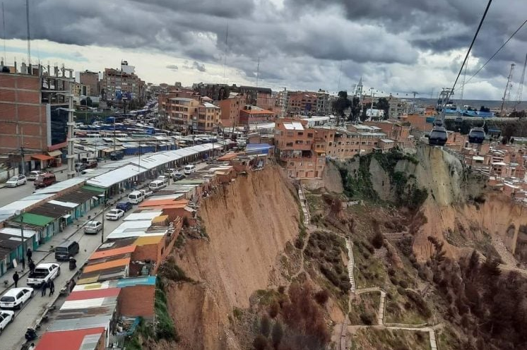 Trang Oddity Central đưa tin, nằm trên đại lộ Avenida Panorámica và tại La Ceja, một trong những khu thương mại sầm uất nhất của thành phố El Alto, "những ngôi nhà tự tử" này thu hút sự quan tâm bởi vị trí chênh vênh của chúng, ngay trên rìa của một vách đá được cho là rất dễ bị sạt lở đất. Ảnh: OC.