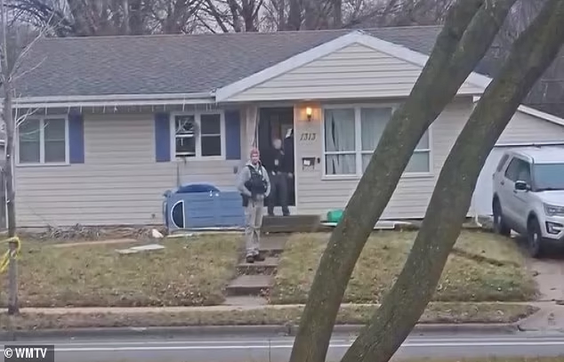 Nữ sinh 15 tuổi xả súng trường học, giáo viên thiệt mạng Nu sinh 15 tuoi xa sung truong hoc, giao vien thiet mang