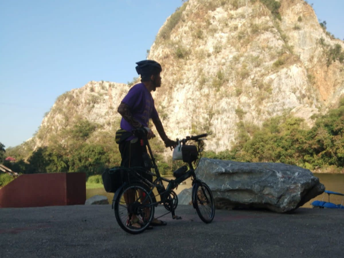 Người lái tàu nói với các nhà chức trách rằng anh thấy Wirrot ngồi trên đường ray khi tàu tới gần, nhanh chóng bấm còi cảnh báo. Ảnh: FB.