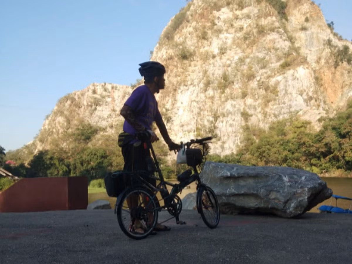 Người lái tàu nói với các nhà chức trách rằng anh thấy Wirrot ngồi trên đường ray khi tàu tới gần, nhanh chóng bấm còi cảnh báo. Ảnh: FB.