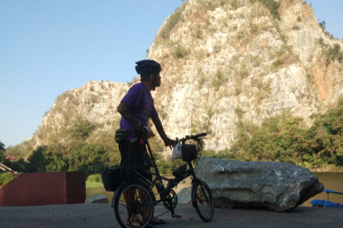 Khi đó, ông Wirot Arayankeht, 53 tuổi, đang quay nội dung cho kênh Youtube "Paid Nai Pai Kun Nam Mun Mai Tong Sa" (Đi bất cứ đâu mà không cần xăng) thì bị một đoàn tàu chạy qua đâm phải. Ảnh: FB.