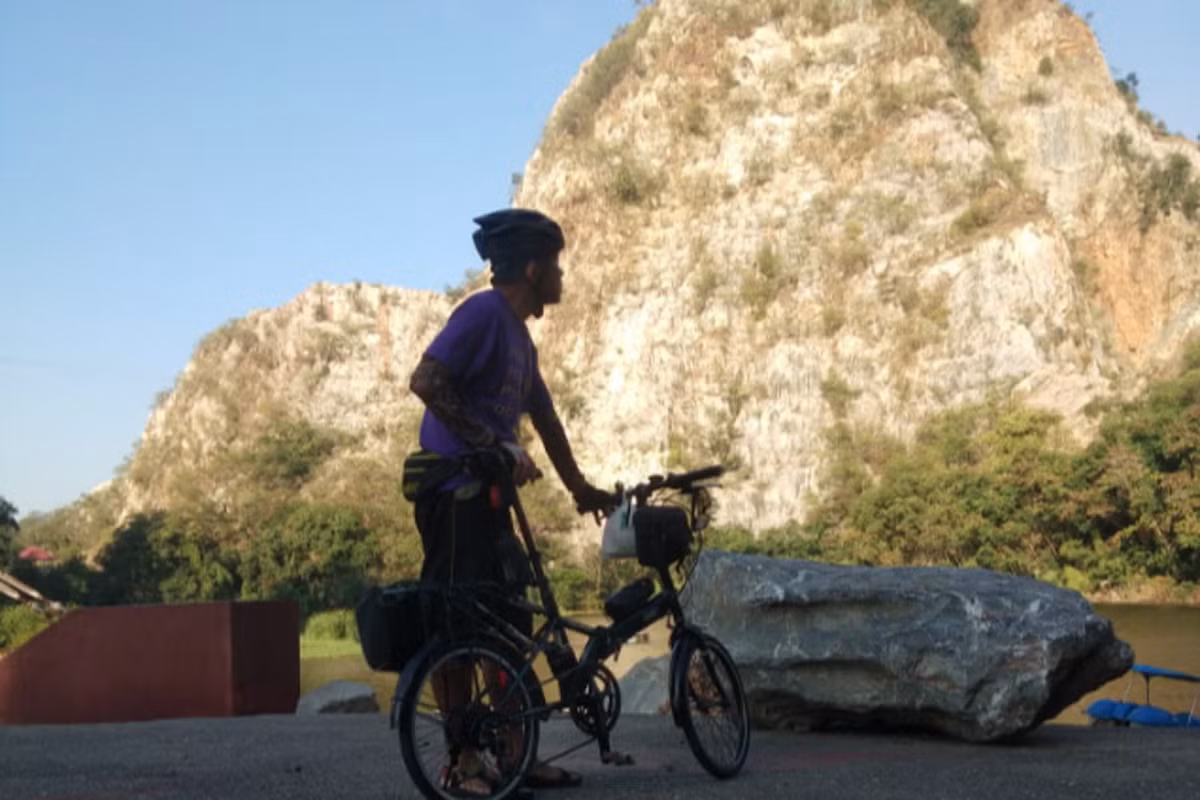 Khi đó, ông Wirot Arayankeht, 53 tuổi, đang quay nội dung cho kênh Youtube "Paid Nai Pai Kun Nam Mun Mai Tong Sa" (Đi bất cứ đâu mà không cần xăng) thì bị một đoàn tàu chạy qua đâm phải. Ảnh: FB.