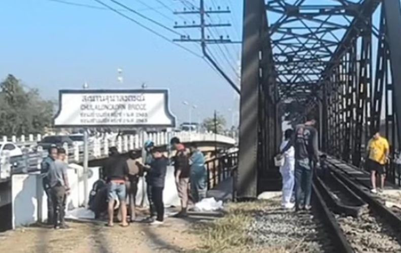 Thi thể Wirot bị đoàn tàu kéo lê nhiều mét và các thiết bị quay của ông nằm rải rác khắp hiện trường. Ảnh: Nation.