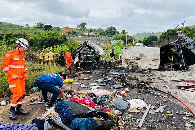 Ám ảnh hiện trường xe buýt va chạm xe tải, 38 người thiệt mạng - Hình 3 Am anh hien truong xe buyt va cham xe tai, 38 nguoi thiet mang-Hinh-3