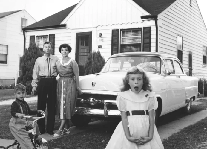 Một gia đình người Mỹ ở Detroit, Michigan, sống thoải mái với mức lương của công nhân nhà máy Ford năm 1954.