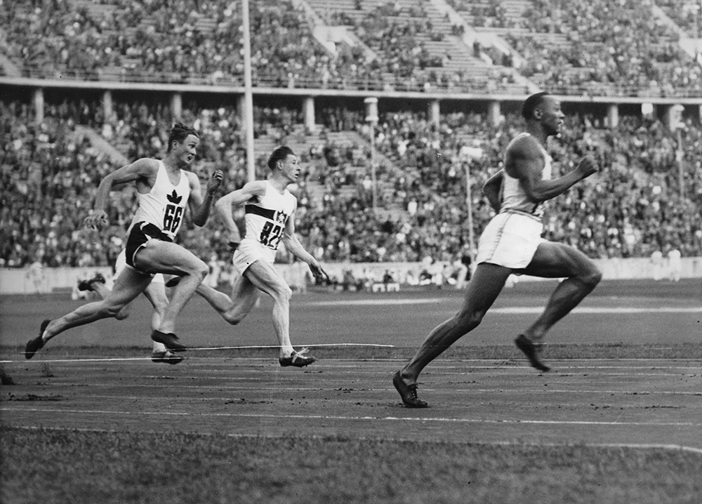 Jesse Owens giành huy chương vàng thứ tư tại Thế vận hội Berlin, ngày 9/8/1936.
