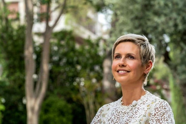 Theo Daily Mail, trong cuộc phỏng vấn trên truyền hình ở thủ đô Damascus năm 2019, Đệ nhất phu nhân Syria Asma al-Assad xuất hiện với mái tóc ngắn màu vàng cá tính và nở nụ cười tươi. Đây là lần đầu tiên bà được nhìn thấy không đội khăn trùm đầu kể từ khi bắt đầu điều trị căn bệnh ung thư vú một năm trước đó. Ảnh: Daily Mail.