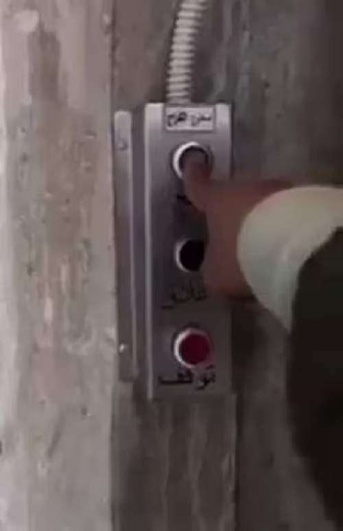 Những cánh cửa lớn được mở bằng nút bấm dẫn vào các đường hầm.