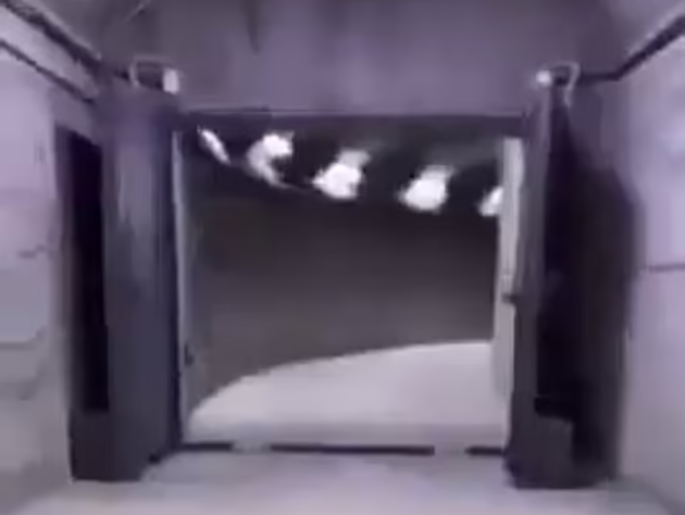 Đoạn video về hệ thống đường hầm khổng lồ này do một tay súng phiến quân ghi lại: "Hệ thống đường hầm khổng lồ bên dưới dinh thự của Maher Assad đủ rộng để xe tải chở captagon và vàng có thể chạy qua".