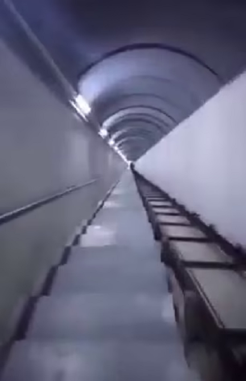 Một người khác cho biết thêm đường hầm này có hệ thống thông gió, phòng khách, phòng ngủ, ổ khóa và cửa kim loại.