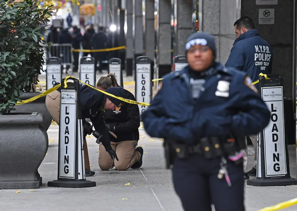 Hiện trường vụ CEO UnitedHealthcare bị bắn chết ngoài khách sạn - Hình 4 Hien truong vu CEO UnitedHealthcare bi ban chet ngoai khach san-Hinh-4