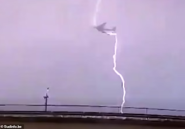 Hai hung may bay cho khach bi set danh giua khong trung