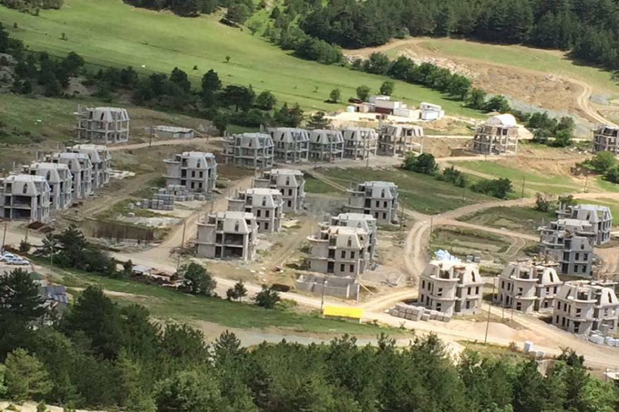 Các tòa nhà ban đầu có giá từ 400.000 và 500.000 USD và một số ít thực sự đã được bán. Tuy nhiên, với tương lai không chắc chắn của dự án, một số giao dịch đã phải hủy bỏ.