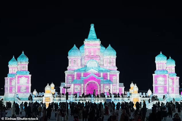 Được tổ chức lần đầu vào năm 1963, lễ hội băng đăng Cáp Nhĩ Tân là lễ hội hàng năm diễn ra tại thành phố Cáp Nhĩ Tân, thủ phủ của tỉnh Hắc Long Giang. (Nguồn ảnh: Xinhua/Shutterstock/Getty/Daily Mail)