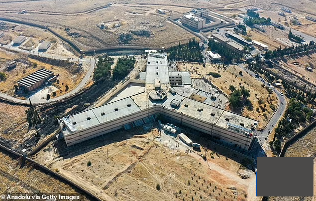 Daily Mail đưa tin, sau khi chính quyền Tổng thống Assad sụp đổ, lực lượng nổi dậy Syria đã tràn vào nhà tù quân sự Sednaya và phóng thích tù nhân. (Nguồn ảnh: Daily Mail, Getty, EPA, Reuters)