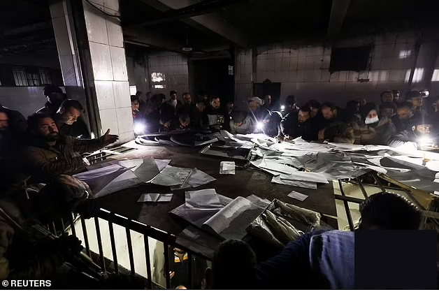 Nhiều tài liệu được tìm thấy trong nhà tù này.