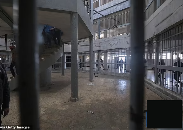 Hình ảnh được ghi lại khi đó cho thấy nhiều tù nhân bối rối loạng choạng bước qua cánh cửa, có người bật khóc và một đứa trẻ bước ra khỏi cánh cửa phòng giam.