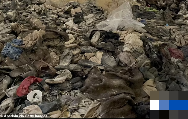 Quần áo và các vật dụng khác ngổn ngang trong một căn phòng bí mật tại nhà tù Sednaya.