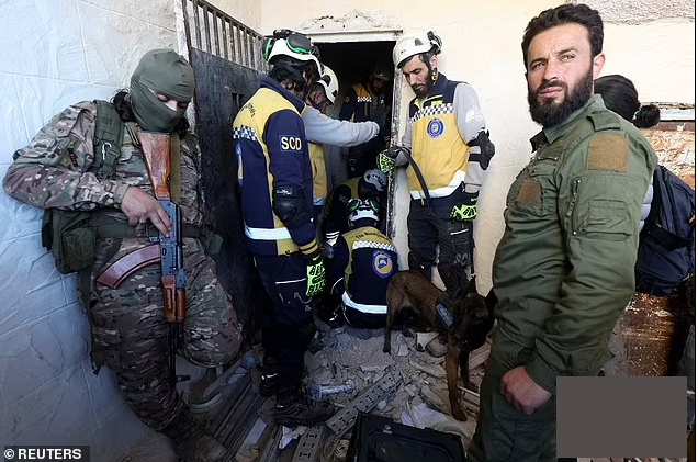 Các thành viên của nhóm phòng vệ dân sự Syria - Mũ bảo hiểm trắng - tìm kiếm các tù nhân tại nhà tù Sednaya.