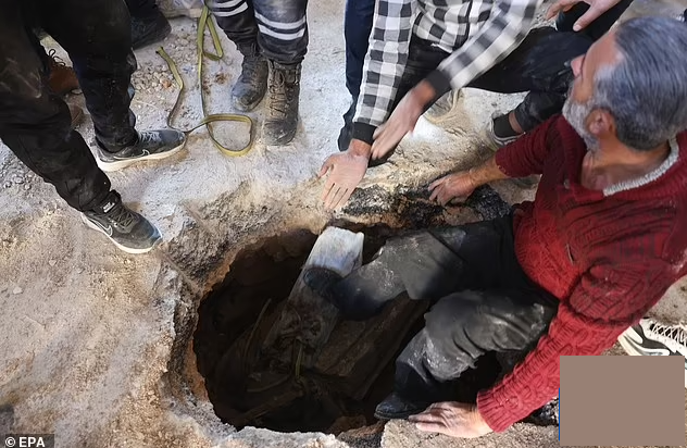 Người dân Syria đào đất để tìm kiếm người thân mà họ tin rằng bị giam giữ trong các phòng giam bí mật tại nhà tù Sednaya.