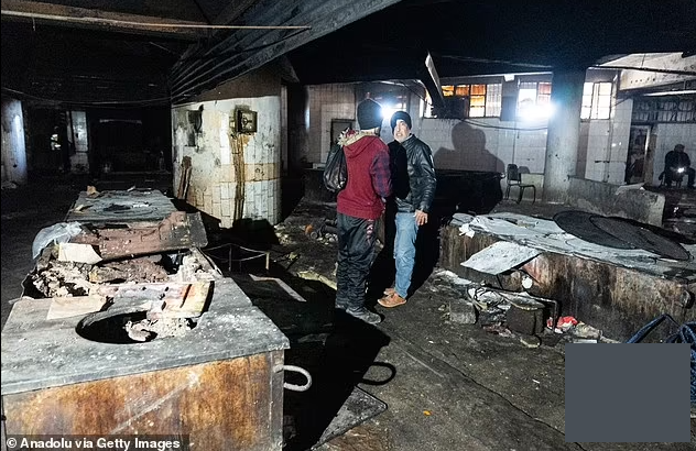 Một số tù nhân bị giam trong những căn phòng bí mật dưới lòng đất.