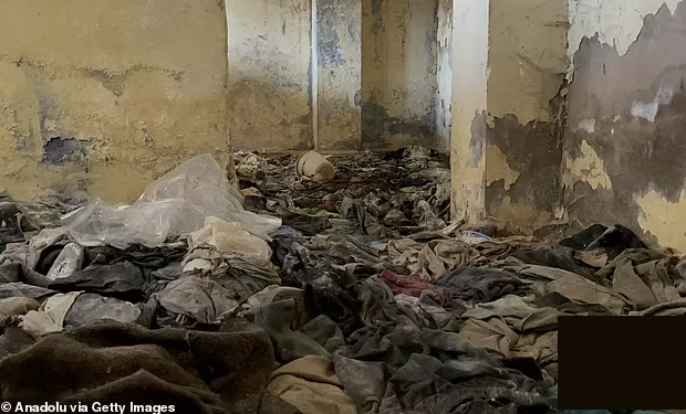 Nguồn tin cho biết, có những tù nhân từng bị tra tấn bên trong nhà tù này. Họ bị treo lên hàng rào, phun nước vào người trong đêm lạnh hoặc bị đánh đập.