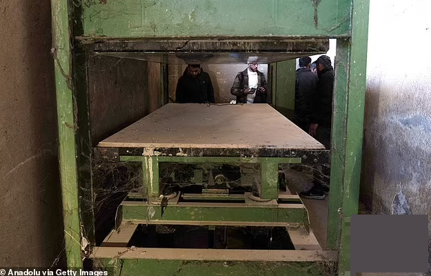 Nhiều người dân Syria đang chờ đợi tin tức từ người thân tại nhà tù quân sự Sednaya.