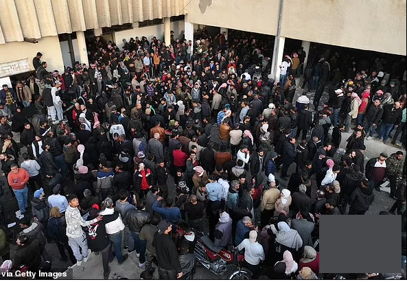 Một đoạn video do nhà báo Thổ Nhĩ Kỳ đăng tải trên mạng X cho thấy một nhóm tù nhân chạy qua các con phố sau khi được phóng thích. Một người hỏi người quay phim: "Tôi đã ở tù 10 năm rồi. Chuyện gì đã xảy ra vậy?".