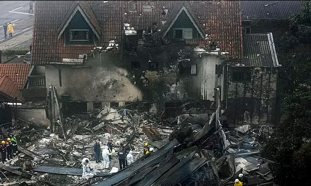 Hiện trường vụ rơi máy bay khiến cả gia đình 10 người thiệt mạng - Hình 2 Hien truong vu roi may bay khien ca gia dinh 10 nguoi thiet mang-Hinh-2