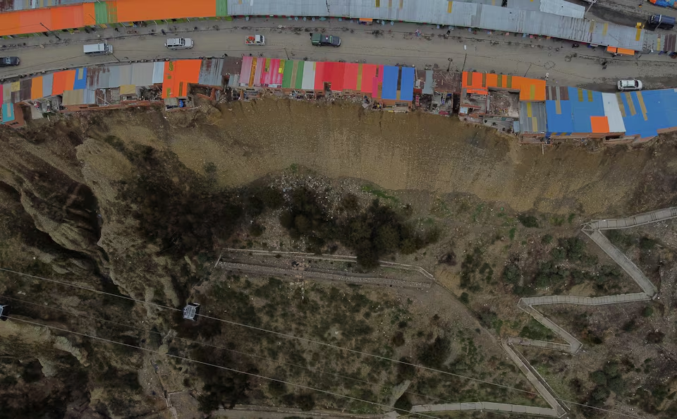 Những ngôi nhà đầy màu sắc nhìn từ trên cao. Ảnh: Reuters.