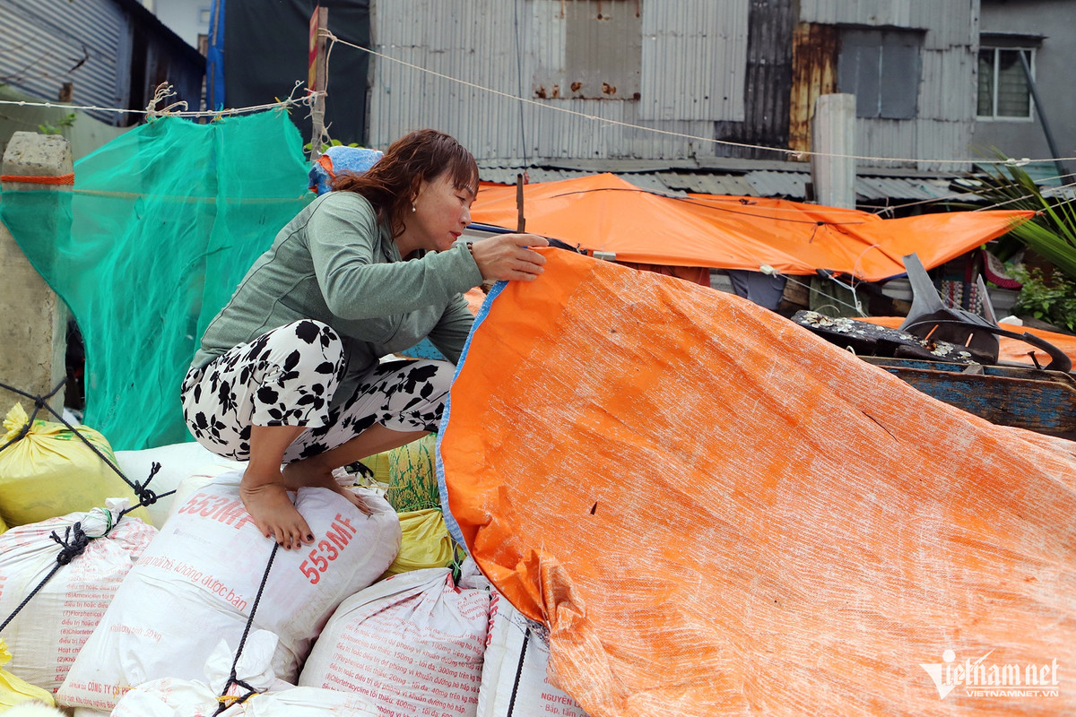 Kế bên, nhà bà Nguyễn Thị Bé (51 tuổi) cũng bị sóng đánh. Người phụ nữ chia sẻ chồng bà làm nghề biển nên vắng nhà liên tục. Vì vậy, mỗi mùa biển động, bà cứ nơm nớp lo sợ. Hôm 27/12, sóng đánh rất mạnh. Bà Bé tranh thủ lúc ngớt mưa ra kiểm tra “hệ thống phòng thủ” chắn sóng. "Vợ chồng tôi làm được bao nhiêu tiền đều phải trích ra mua đá, bao tải đắp bờ kè vì sợ sóng đánh bay mất nhà" - người phụ nữ than thở.