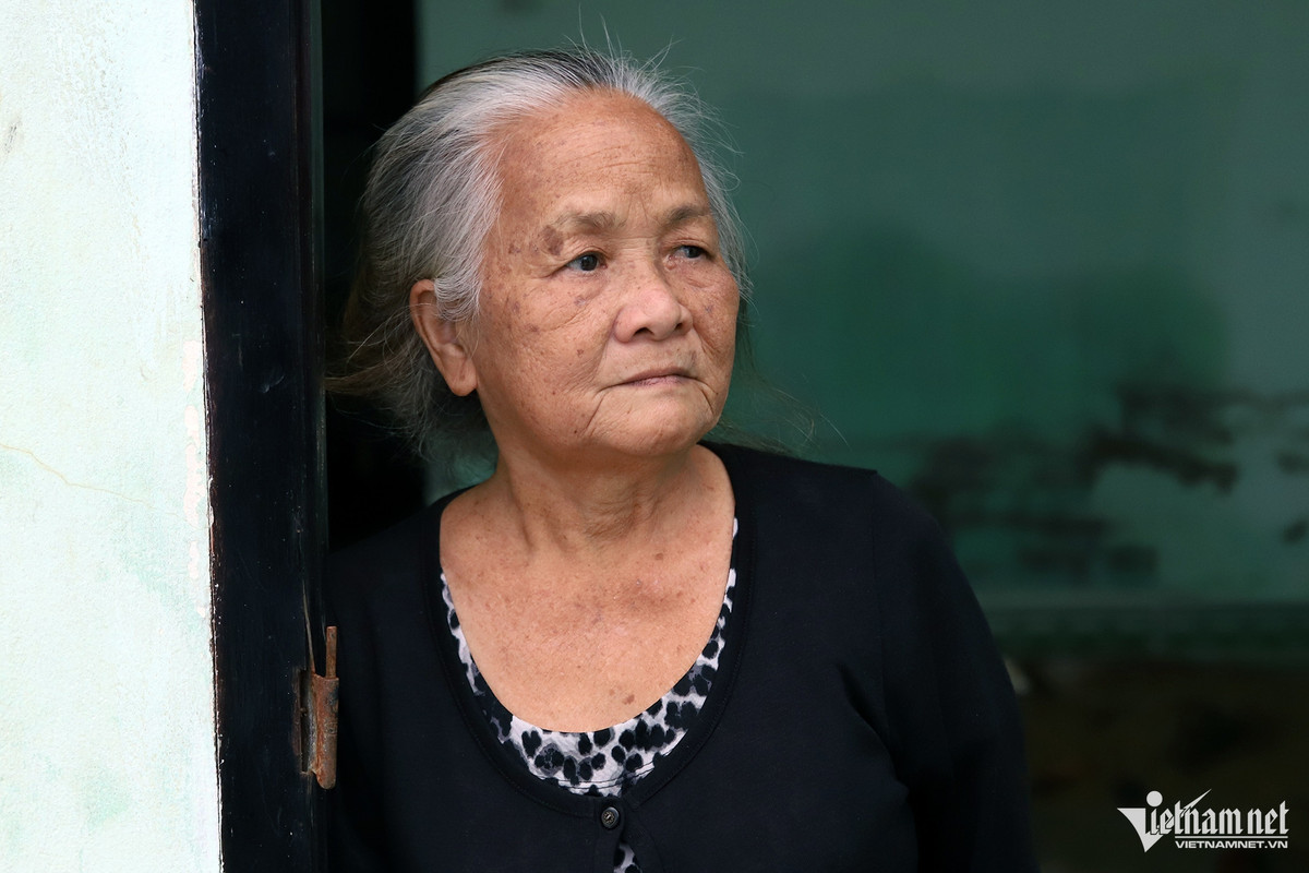 Sống tại cồn Nhất Trí hơn 30 năm, bà Phạm Thị Mẫn (70 tuổi) cho biết cứ tới mùa biển động, mọi người đều lo lắng, thu dọn tài sản vì sợ sóng đánh. Bà Mẫn cũng trữ gỗ và vật liệu để chắn sóng ở khu đất quanh nhà. Theo bà Mẫn, sóng biển thường đánh bất ngờ. Có khi vừa gia cố "thành trì" buổi sáng thì đến chiều sóng đã đánh tan, bà phải làm lại từ đầu.