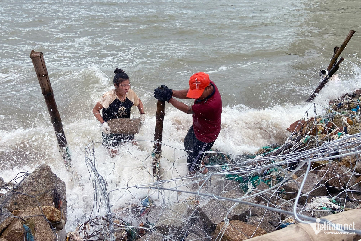 Những năm qua, tình trạng sạt lở do sóng biển tại cồn Nhất Trí diễn biến ngày càng nghiêm trọng. Sóng biển “ngoạm” dần nhà cửa, khiến người dân bất an khi mùa bão đến nên nhiều người tìm nơi khác sinh sống. Những căn nhà sát mép cồn dần vắng chủ, bị bỏ hoang. Ở những điểm sạt lở, cơ quan chức năng đặt biển cảnh báo nhằm đảm bảo an toàn cho người dân. Người dân cũng tự dùng bao cát, cây gỗ tạo hàng rào chắn sóng biển. 