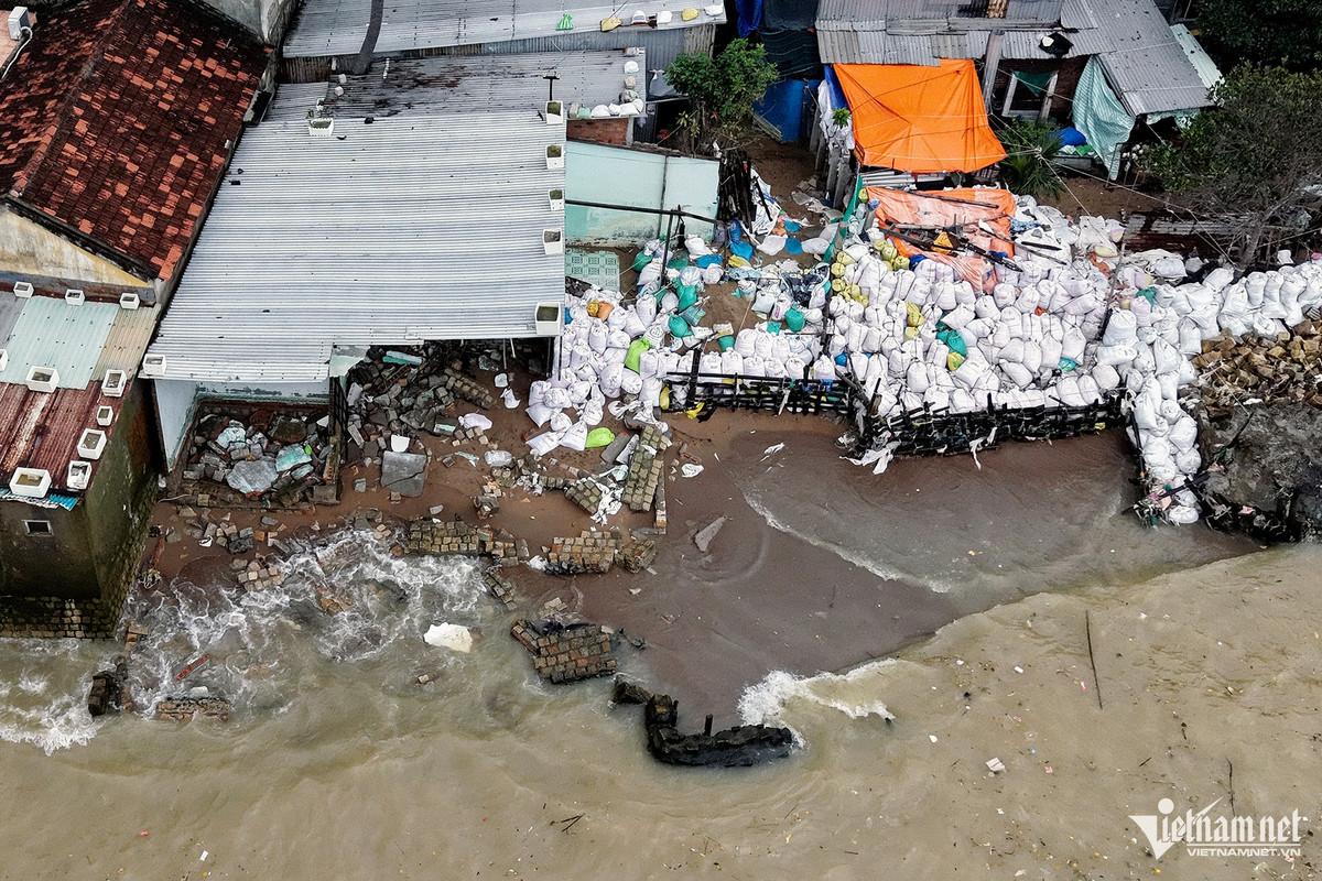 Theo ghi nhận của PV VietNamNet, một đoạn dài ở cồn Nhất Trí, phía hướng ra biển, được người dân "xây thành, đắp lũy" để ngăn sóng dữ. Một loạt căn nhà nằm ở mép cồn đã bị sóng biển đánh hư hỏng.