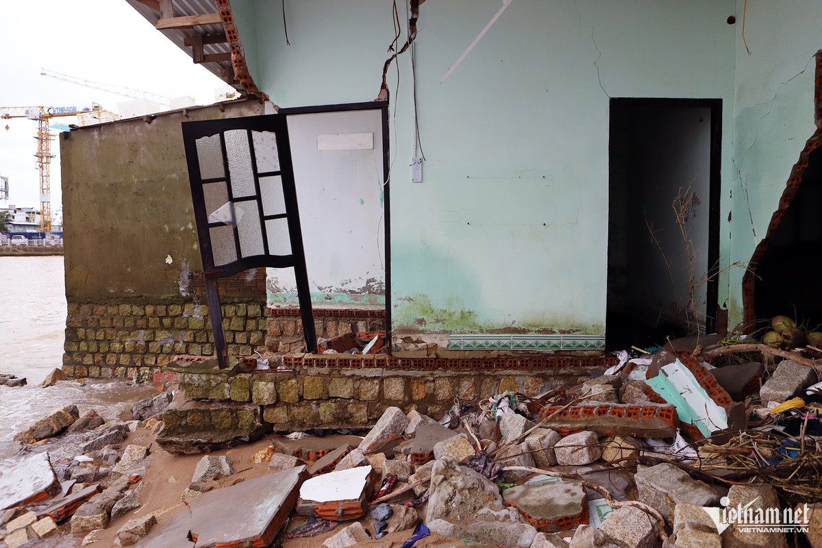 Sóng biển liên tục đập vào khiến một ngôi nhà gần như sập hoàn toàn. Gian nhà phía trước mất một phần nền và mảng tường, gạch vữa bong tróc. Từng đợt triều cường dâng cao cùng với sóng khiến móng nhà bị sụp xuống. Bên trong nơi từng là chỗ sinh sống của một gia đình giờ đây ngổn ngang gạch đá, một vài vật dụng sinh hoạt vương vãi trong đống đổ nát. Chủ ngôi nhà hiện đã chuyển đi nơi khác.