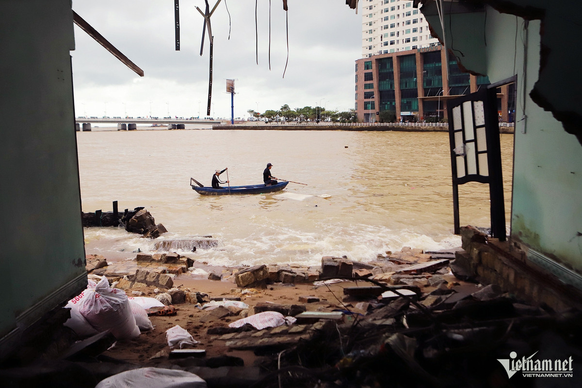 “Ở đây đã lâu, cứ tới cuối năm, chúng tôi lại đứng ngồi không yên, cuộc sống đảo lộn vì sóng uy hiếp nhà cửa” - ông Trần Văn Phương, 53 tuổi, cư dân cồn Nhất Trí nói.