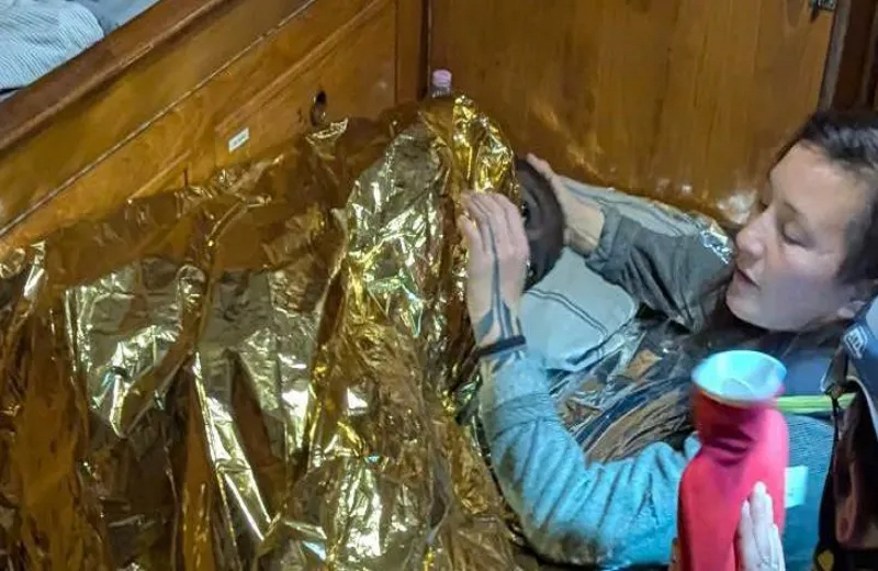 Bé 11 tuổi bám vào săm xe sống sót sau 3 ngày trên biển Be 11 tuoi bam vao sam xe song sot sau 3 ngay tren bien