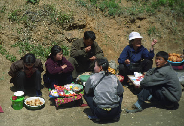 Những người bán hàng rong bán hàng bên đường ở Kaesong tháng 5/2005.