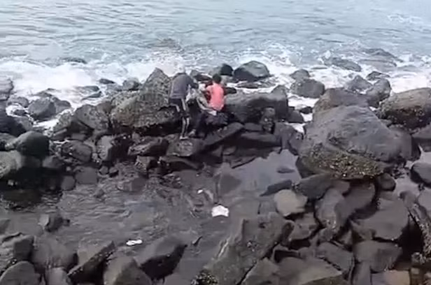 Các nữ sinh đang hào hứng thay phiên dạo tạo dáng ở những khối đá trên bãi biển thì một con sóng lớn đã ập tới và cuốn trôi Merlin.