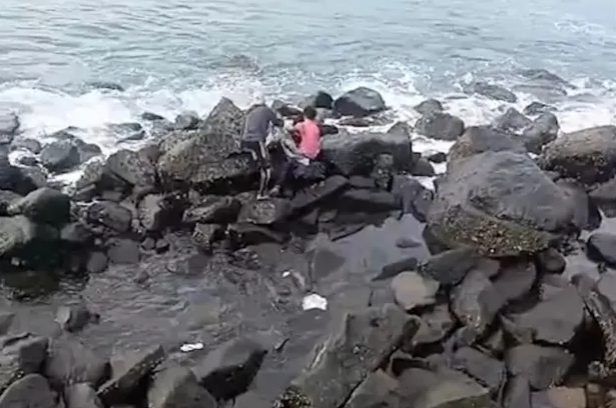 Các nữ sinh đang hào hứng thay phiên dạo tạo dáng ở những khối đá trên bãi biển thì một con sóng lớn đã ập tới và cuốn trôi Merlin.