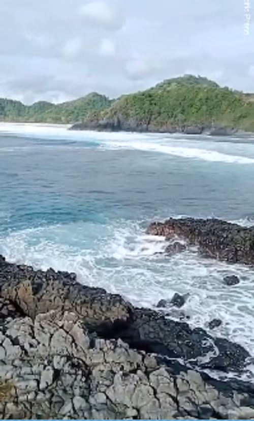 Trước đó, vào ngày 13/10, một nam sinh cũng bị sóng cuốn trôi tại một vách đá ven biển ở Indonesia.