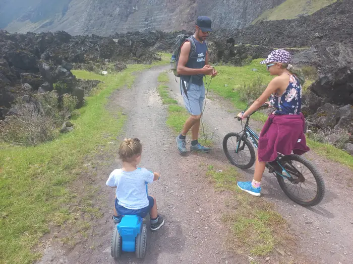 Kelly cho biết cô thích đi bộ vào mỗi buổi chiều. "Thật yên bình, hoàn toàn khác biệt với cuộc sống của tôi ở Anh", Kelly chia sẻ. Ảnh: BI.