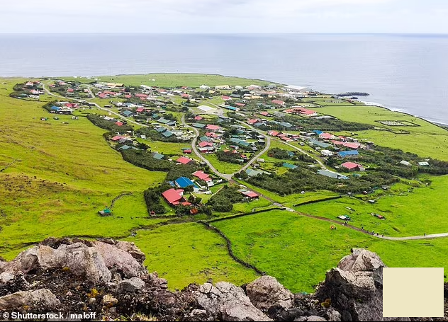 Sau khi trở về nhà, cô và Shane vẫn giữ liên lạc, và sau hai năm bên nhau, cô biết đã đến lúc phải từ bỏ công việc tiếp viên hàng không tại EasyJet và chuyển đến sống cùng anh trên hòn đảo hoang vắng này. "Tôi muốn sống ở Tristan Da Cunha", cô nói. Ảnh: Shutterstock.