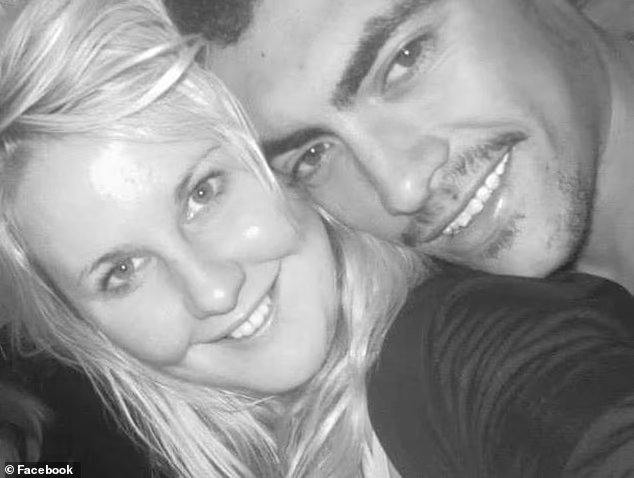 "Khi tôi tới nơi, một người đàn ông trên đảo đã đến giúp tôi mang hành lý. Tên anh ấy là Shane, và sau đó tôi gặp lại anh ấy ở quán rượu duy nhất trên đảo", Kelly nói với Business Insider. Ảnh: FB.