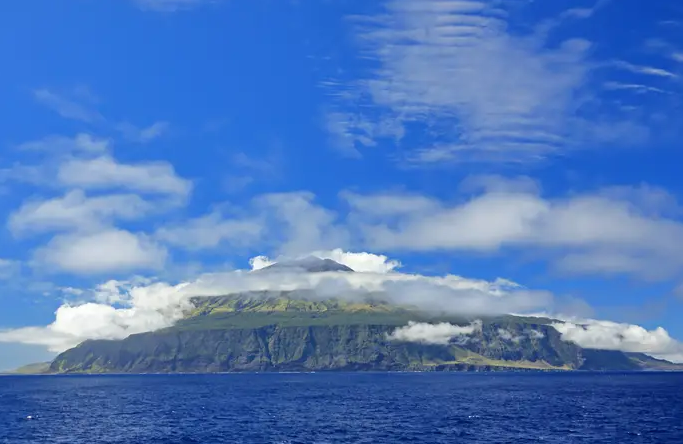 Bỏ qua tất cả những điều không thuận lợi, Kelly cho biết cô vẫn cảm thấy sống ở Tristan da Cunha là phù hợp nhất với cô và gia đình. Tuy nhiên, cô hy vọng các con cô sẽ trải nghiệm đi vòng quanh thế giới khi chúng lớn lên. Ảnh: Getty.