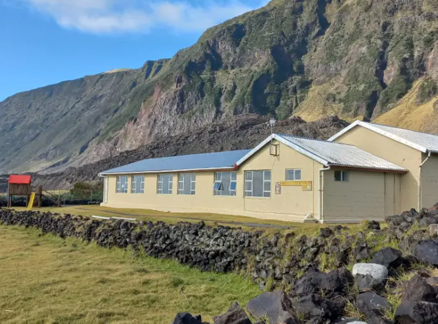 "Tôm hùm được xuất khẩu trên toàn thế giới và là nguồn thu nhập lớn nhất của hòn đảo. Người dân trên đảo cũng tự trồng nông sản và nuôi bò, cừu, gà và vịt", Kelly kể chi tiết. Ảnh: Reuters.