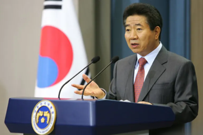 Tháng 3/2004, Quốc hội Hàn Quốc bỏ phiếu thông qua việc luận tội Tổng thống Roh Moo Hyun với cáo buộc vi phạm luật bầu cử và thiếu năng lực lãnh đạo. Ngày 12/3/2004, Quốc hội Hàn Quốc thông qua đạo luật luận tội Tổng thống Roh, ông bị đình chỉ chức vụ. Đến ngày 14/5/2004, Tòa án Hiến pháp đảo ngược quyết định luận tội và phục chức cho ông Roh. Tuy nhiên, nhiệm kỳ của ông sau đó kết thúc với tỷ lệ tín nhiệm chỉ còn 29%. Ảnh: AJ.